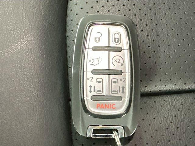 Used 2024 Chrysler Pacifica Select image 17