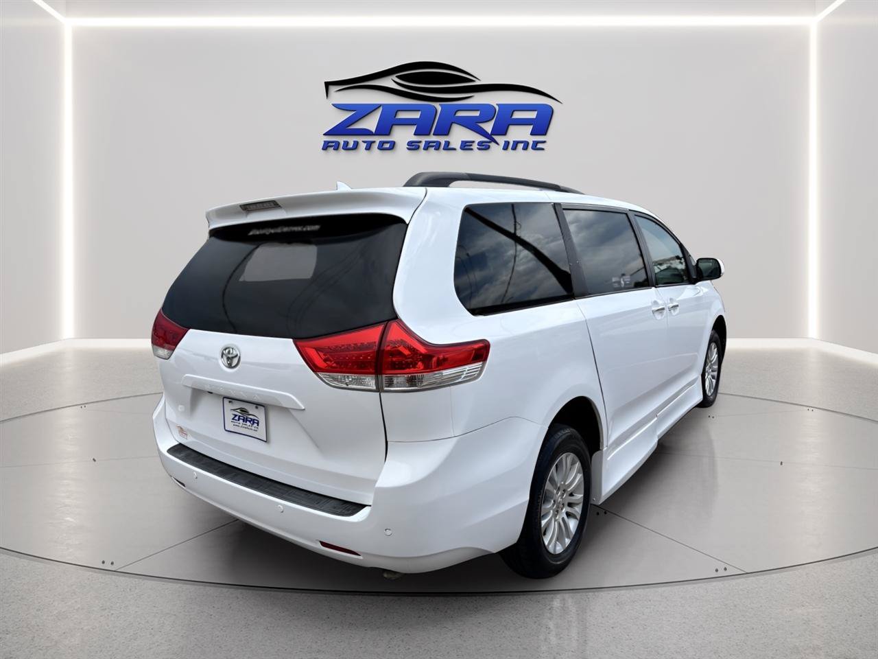 Used 2011 Toyota Sienna XLE w/ Premium Pkg FWD image 5