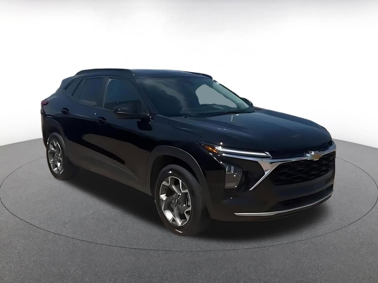 Used 2025 Chevrolet Trax LT w/ LT Convenience Package FWD image 3