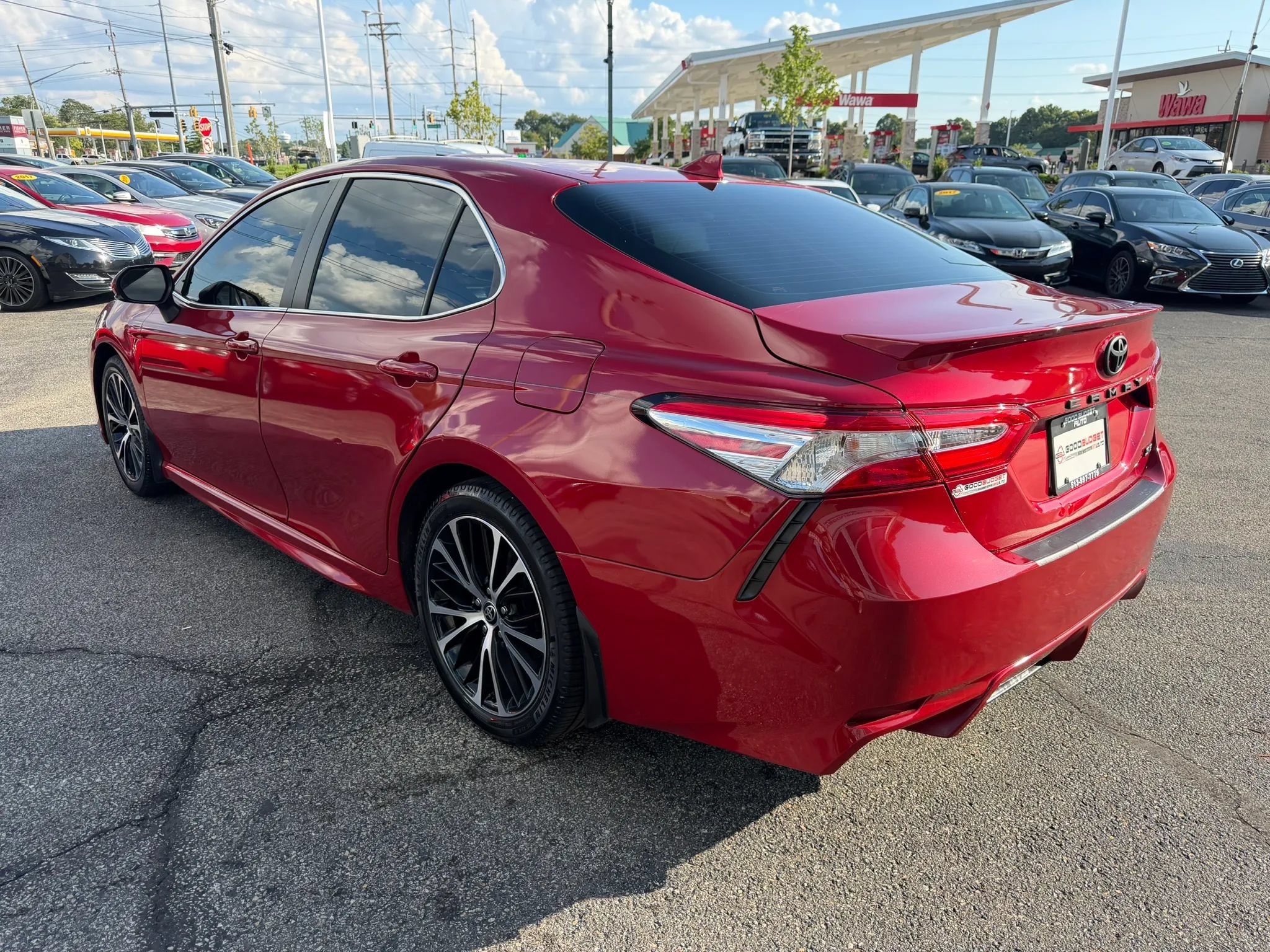 Used 2020 Toyota Camry SE w/ Convenience Package FWD image 3