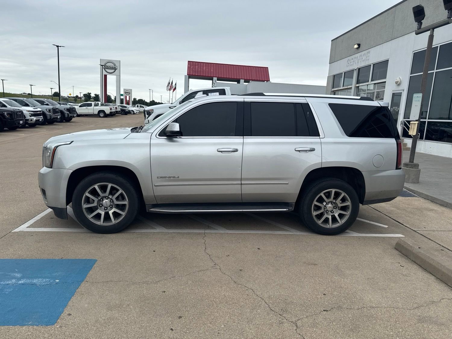 Used 2018 GMC Yukon Denali RWD image 2