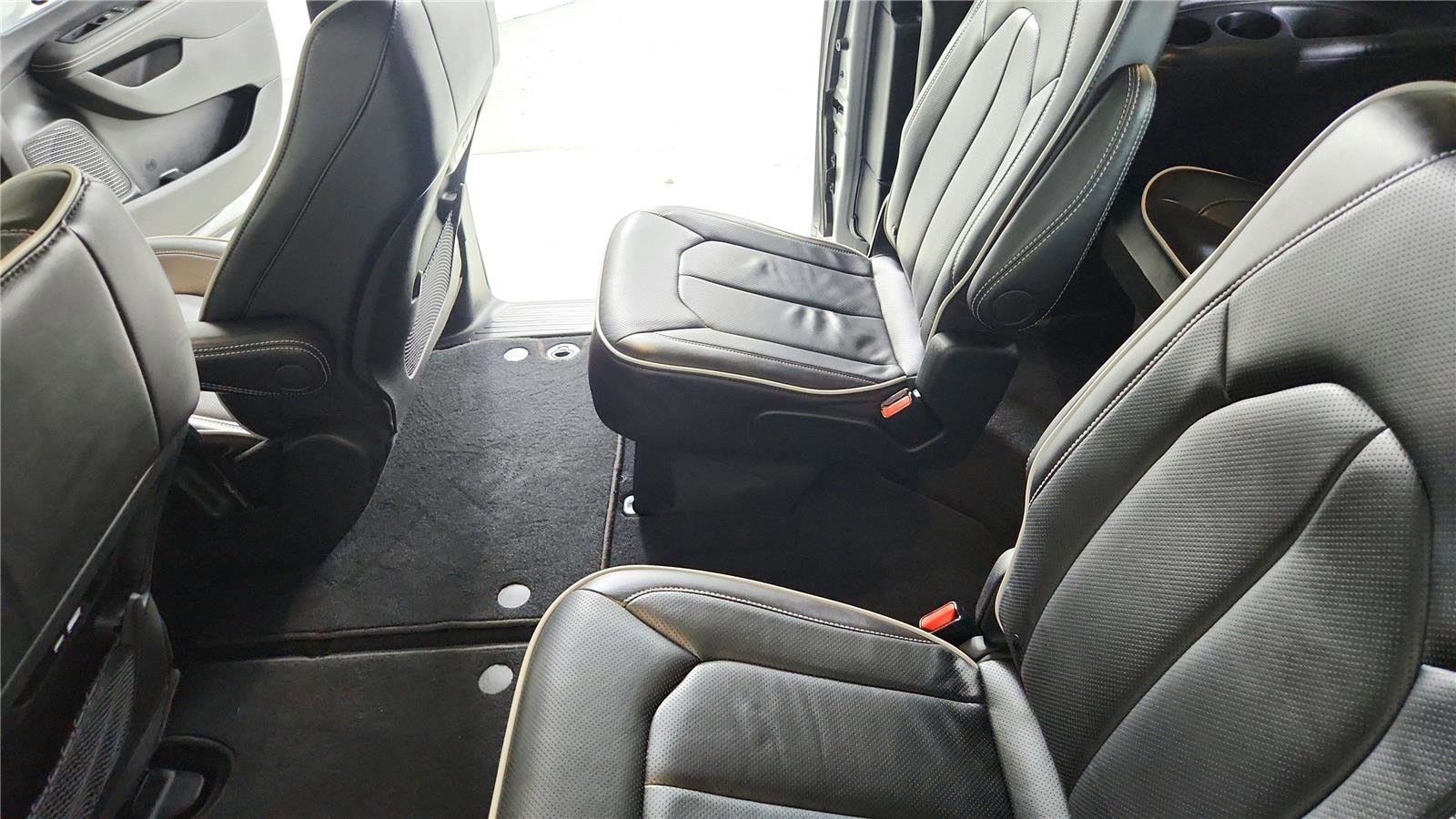 Used 2026 Chrysler Pacifica Limited FWD image 17