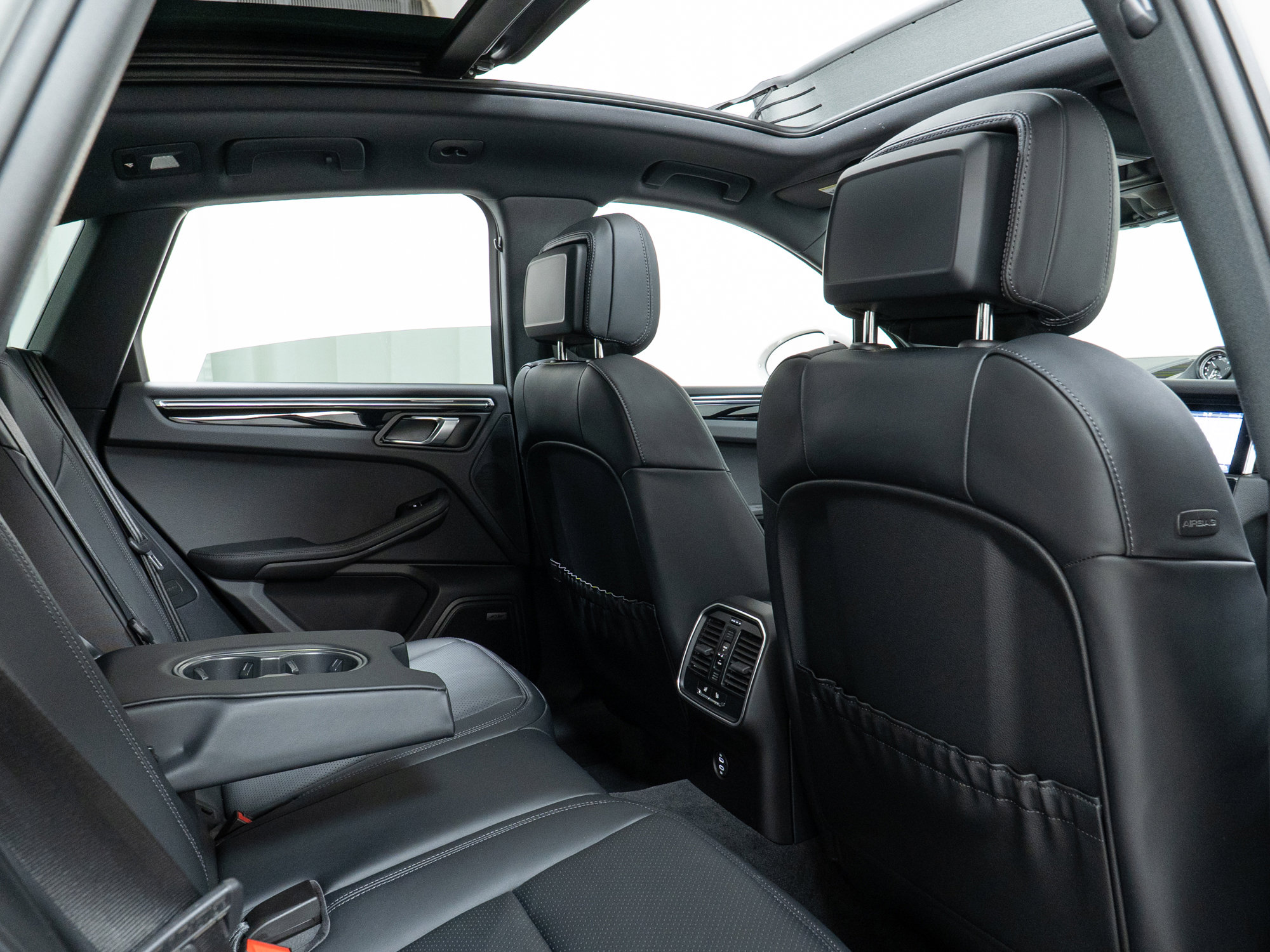 Used 2025 Porsche Macan image 27