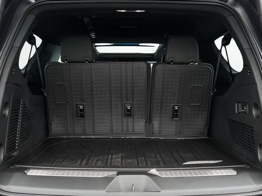 New 2026 Chevrolet Suburban RST w/ RST Capability Package AWD/4WD image 8