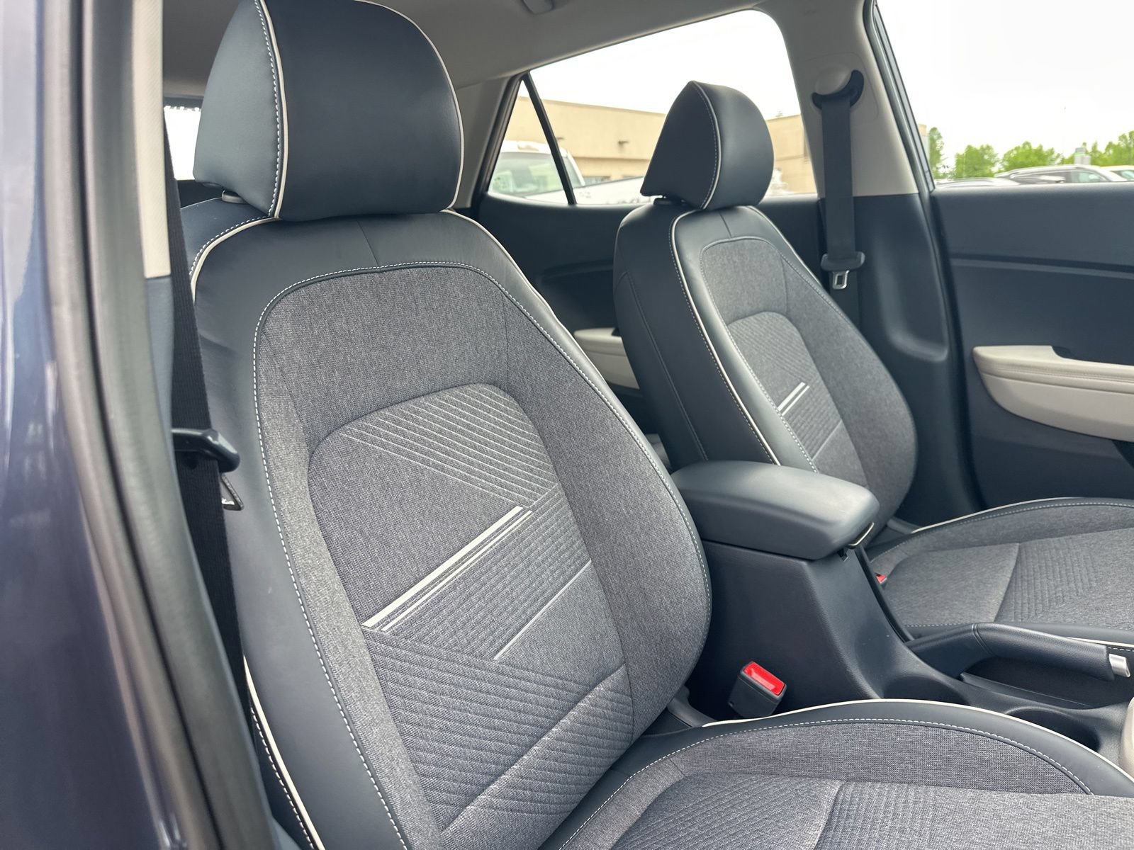 Used 2025 Hyundai Venue Limited FWD image 30