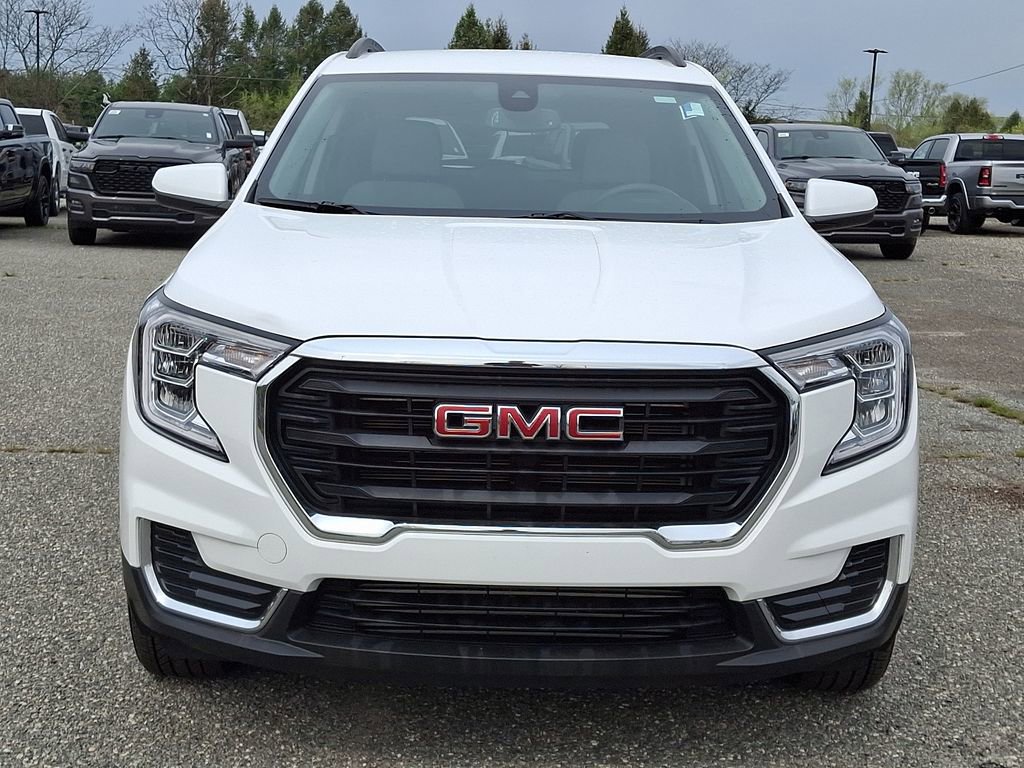 Used 2023 GMC Terrain SLE w/ Driver Convenience Package image 4