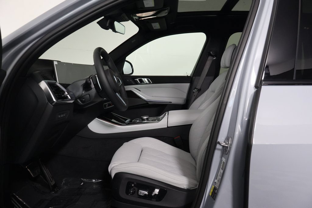 New 2026 BMW X5 xDrive50e w/ M Sport Package AWD/4WD image 5