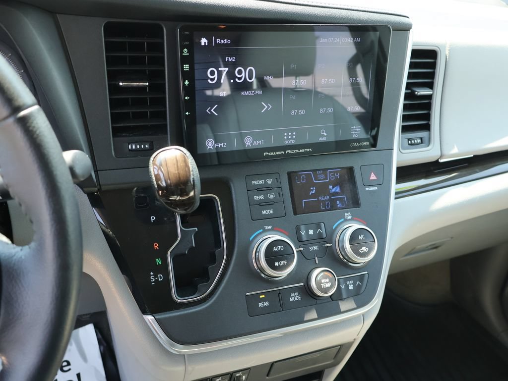 Used 2017 Toyota Sienna XLE FWD image 33