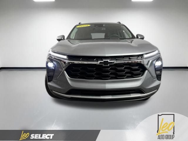 Used 2025 Chevrolet Trax LT w/ Driver Confidence Package FWD image 2