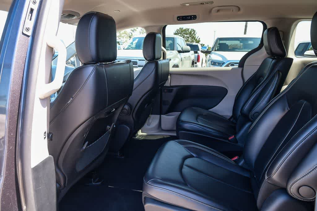 Used 2023 Chrysler Pacifica Touring-L FWD image 18