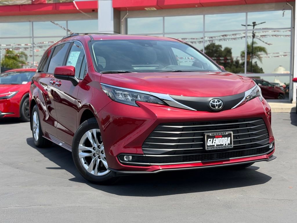 New 2026 Toyota Sienna XLE FWD image 3