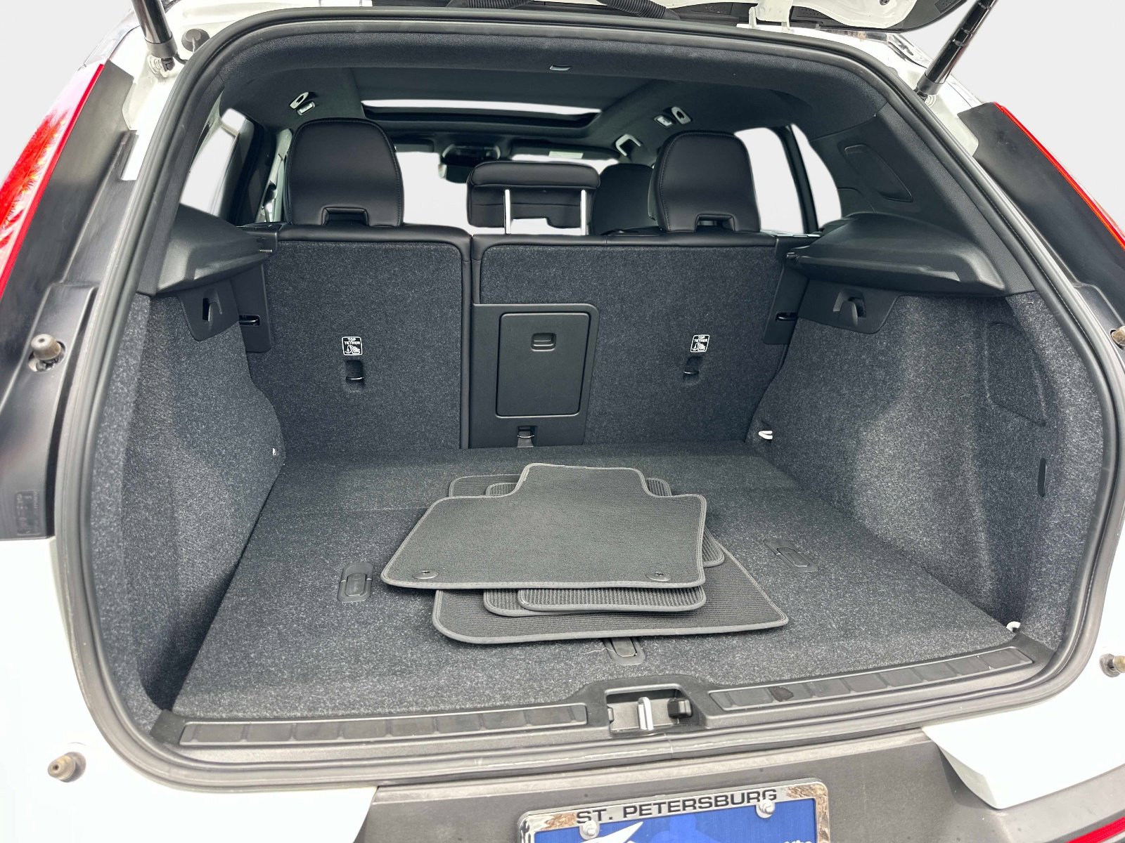 Used 2022 Volvo XC40 T5 R-Design image 11