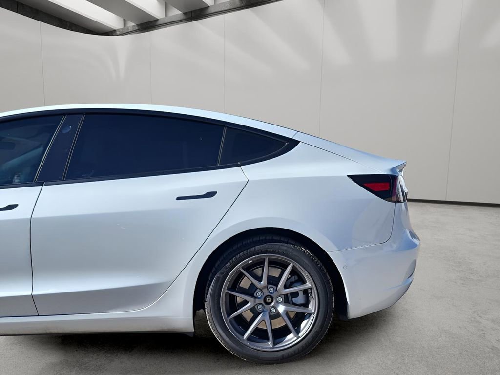 Used 2022 Tesla Model 3 Standard Range image 2