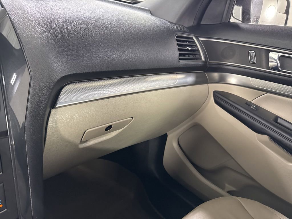 Used 2018 Ford Explorer XLT w/ Equipment Group 202A FWD image 28