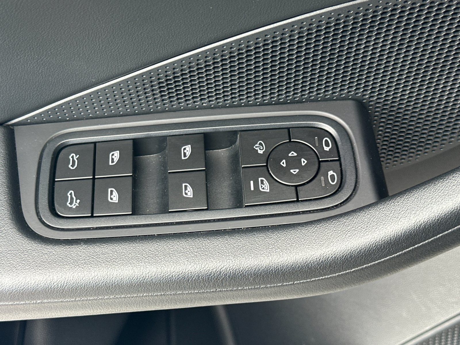 Used 2025 Porsche Macan Electric RWD image 13