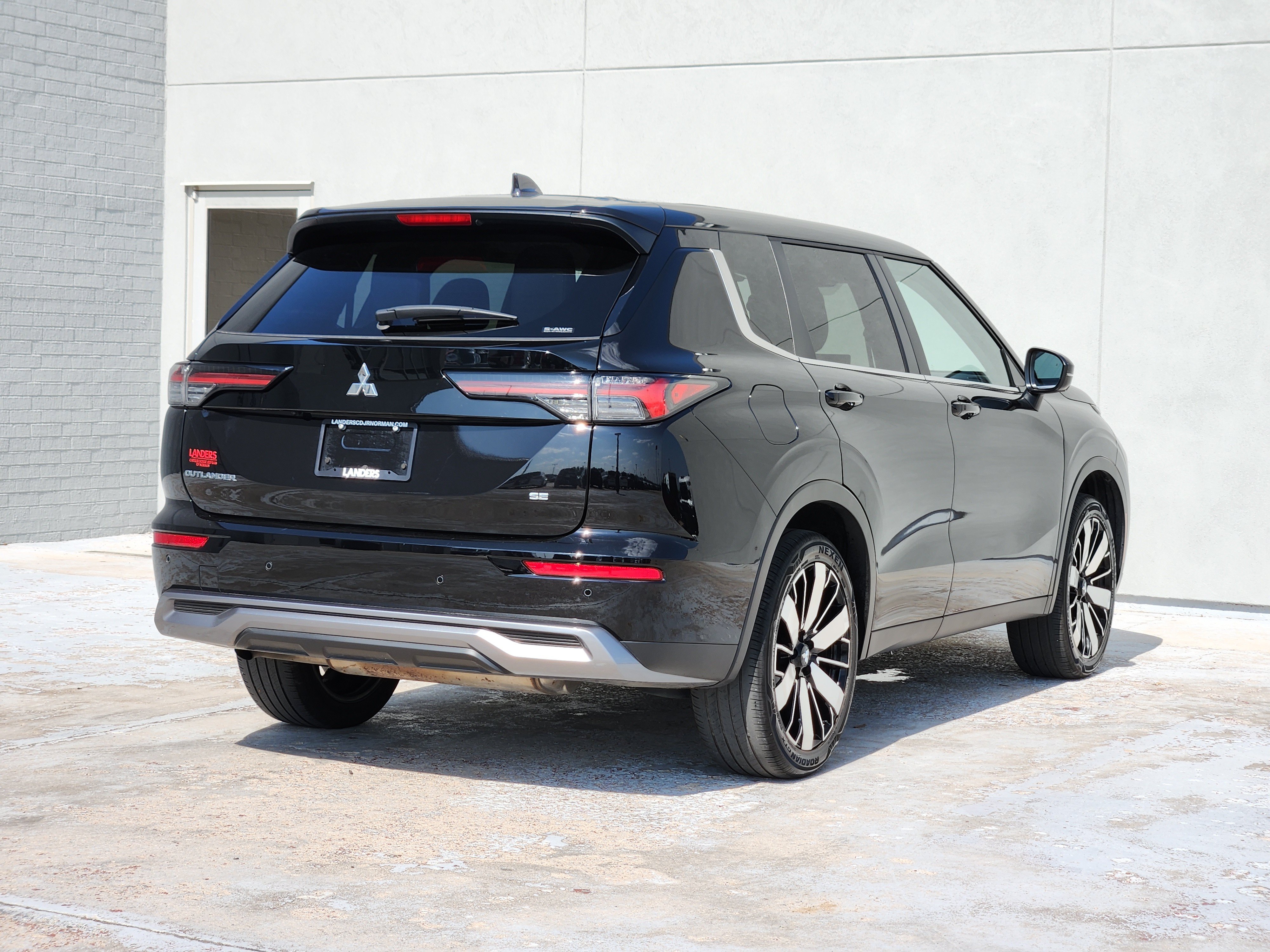 Used 2025 Mitsubishi Outlander SE AWD/4WD image 8