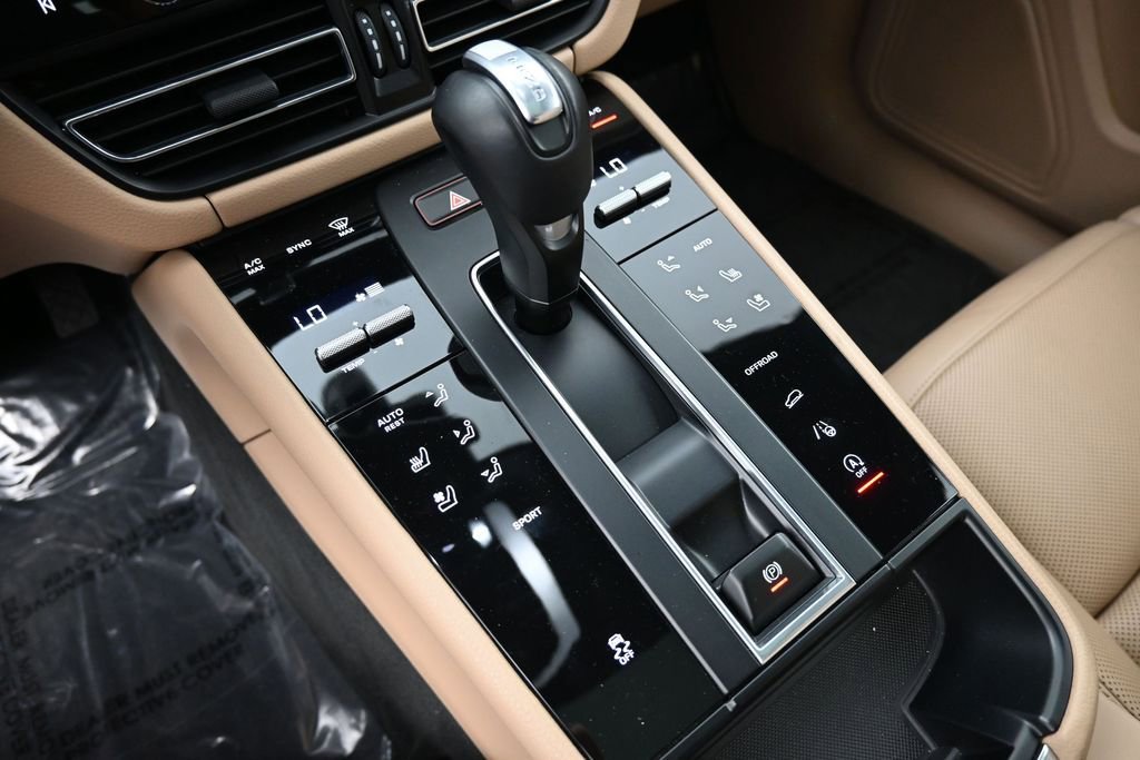 Certified 2023 Porsche Macan Turbo AWD/4WD image 22