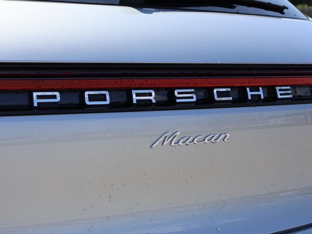 Certified 2025 Porsche Macan AWD/4WD image 6