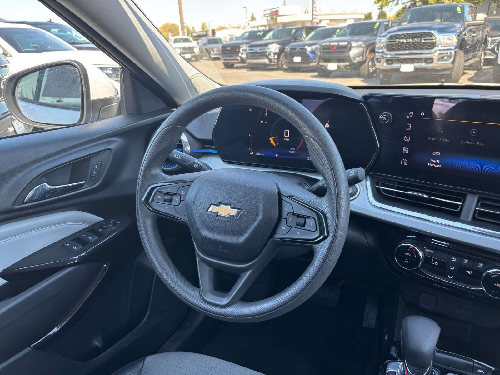 Used 2025 Chevrolet Trax LT FWD image 32