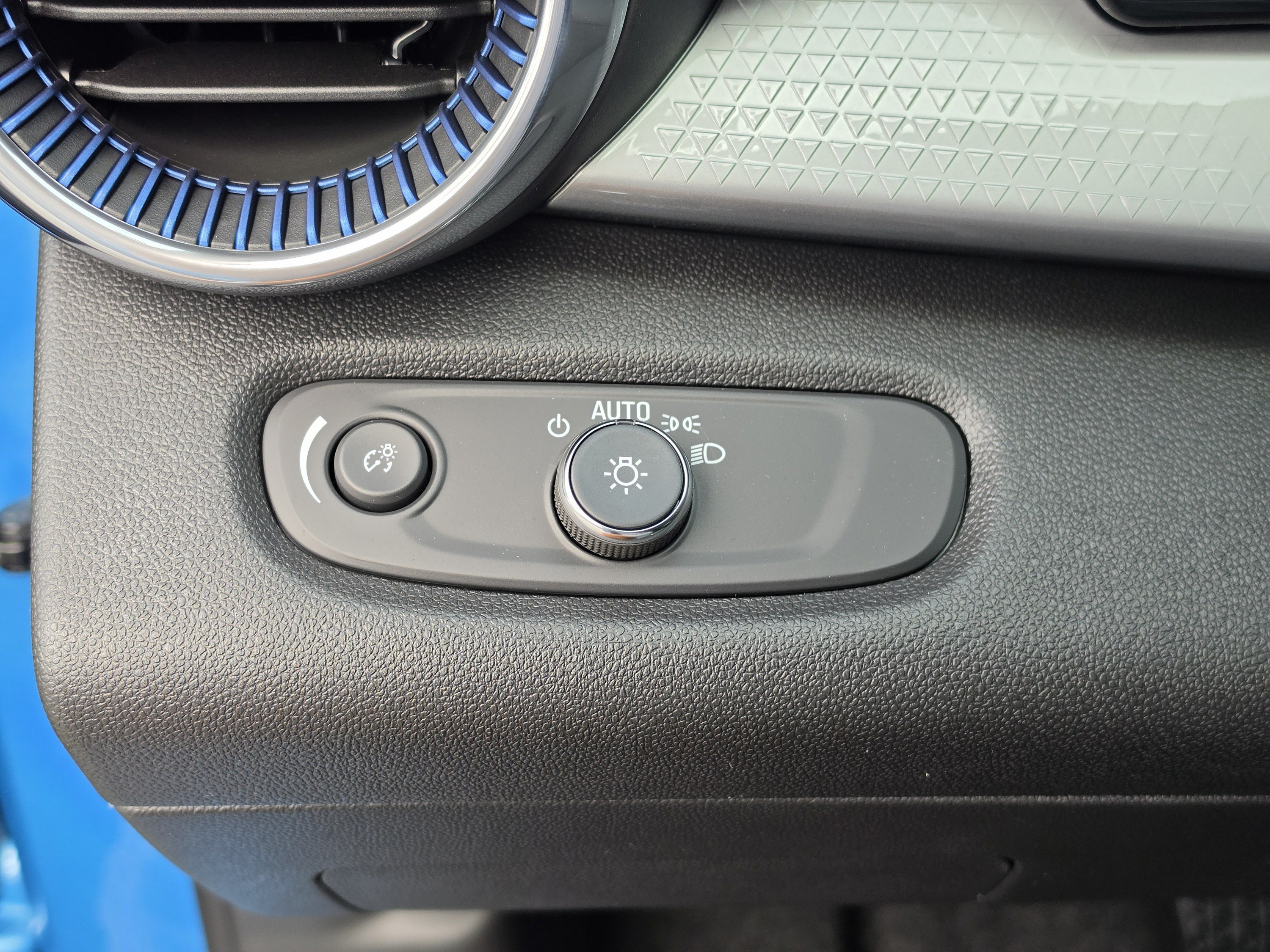New 2026 Chevrolet Trax LT w/ Sunroof Package FWD image 32