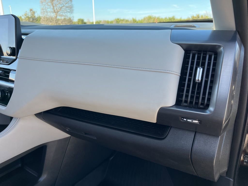 Used 2024 Nissan Pathfinder SL w/ Black Appearance Package image 30