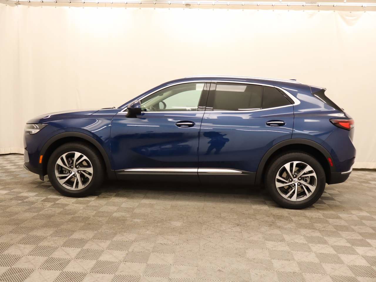 Used 2023 Buick Envision Essence image 2