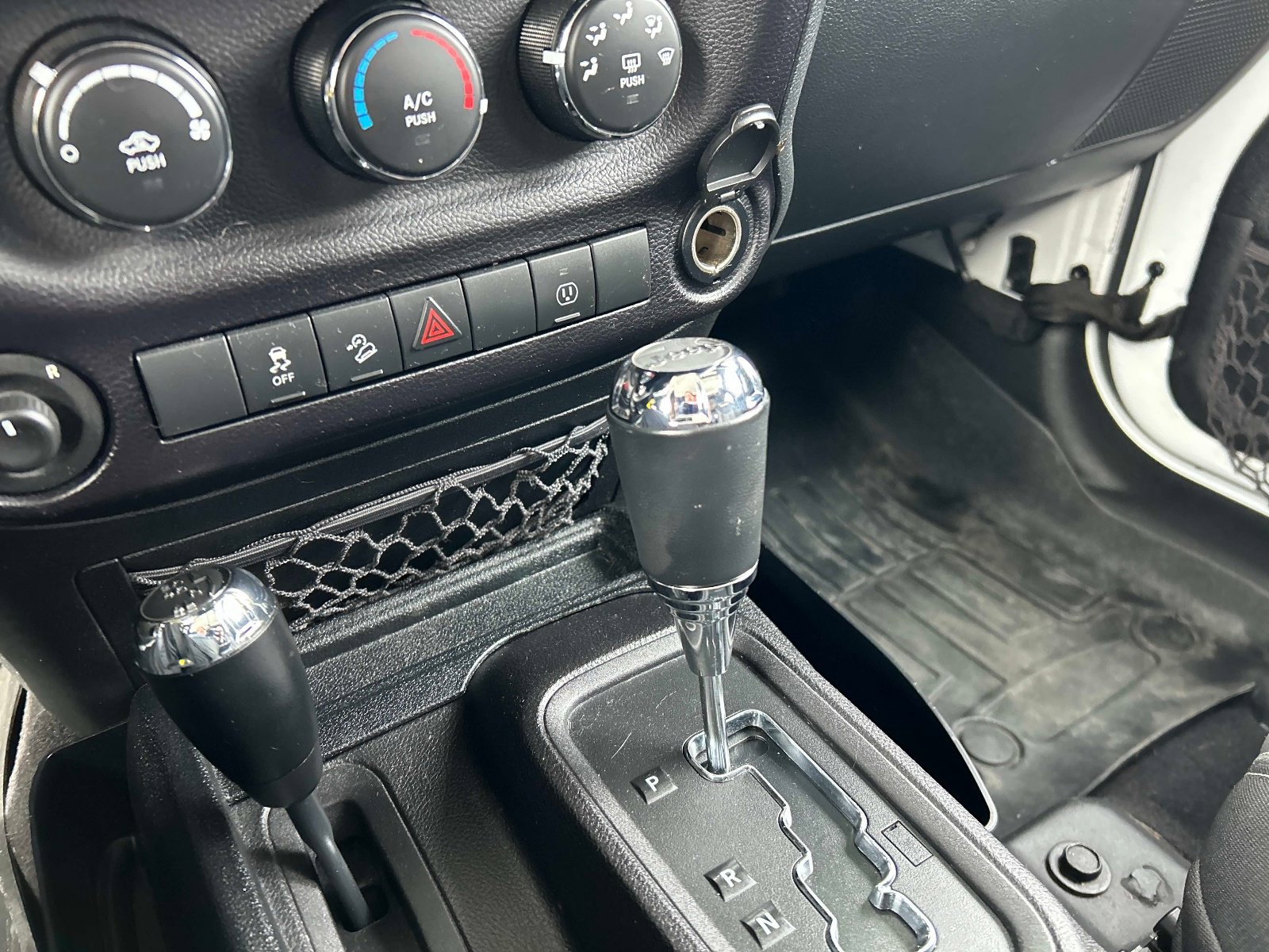 Used 2015 Jeep Wrangler Unlimited Sahara w/ Connectivity Group image 32