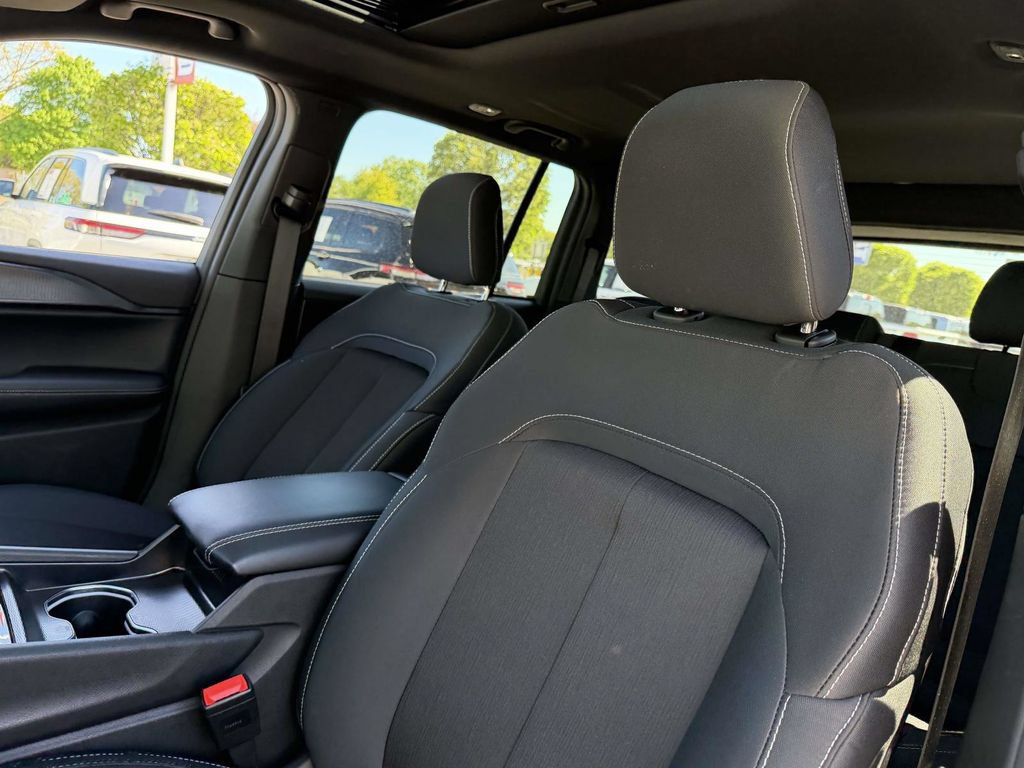 Used 2025 Jeep Grand Cherokee Laredo X w/ Luxury Tech Group I AWD/4WD image 19