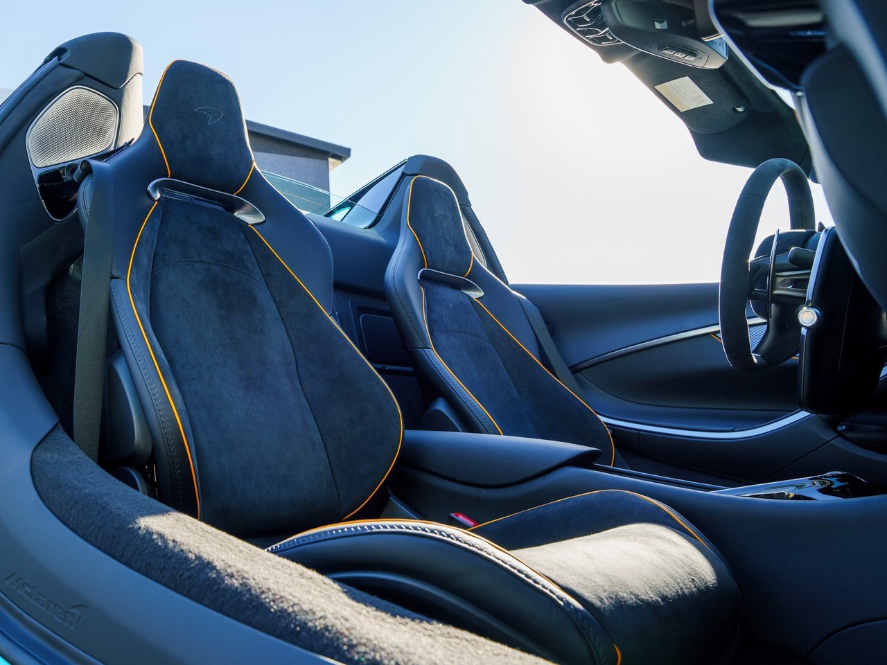 Used 2025 McLaren Artura Spider image 11