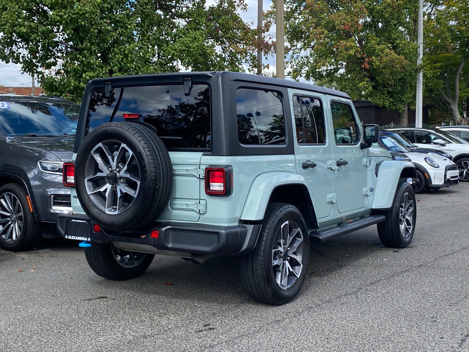 Used 2024 Jeep Wrangler Unlimited w/ Convenience Group AWD/4WD image 3