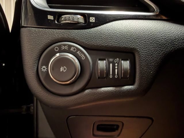 Used 2021 Jeep Cherokee Latitude Plus FWD image 36