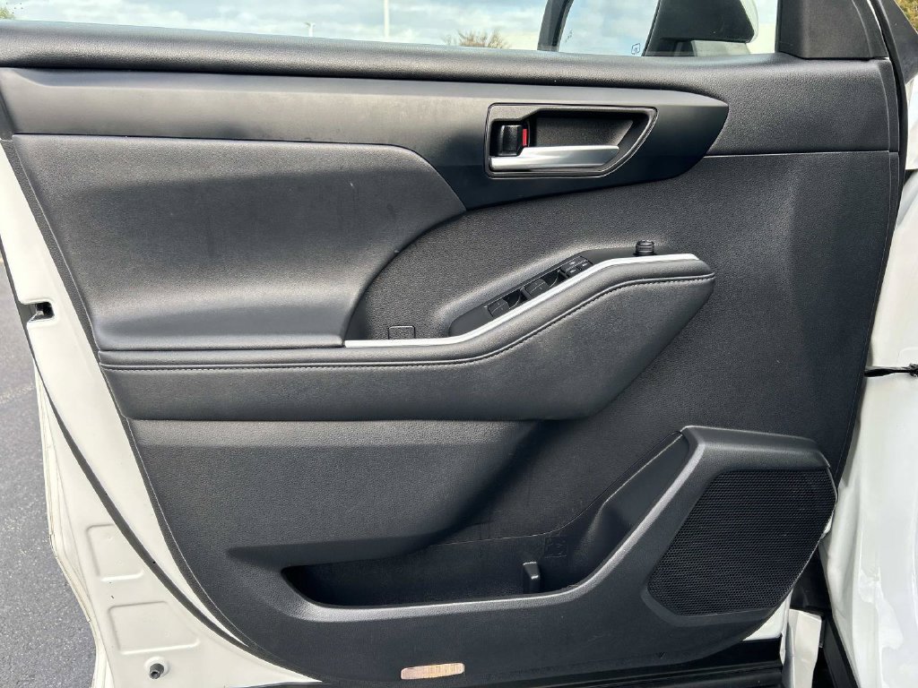 Used 2020 Toyota Highlander XLE AWD/4WD image 23