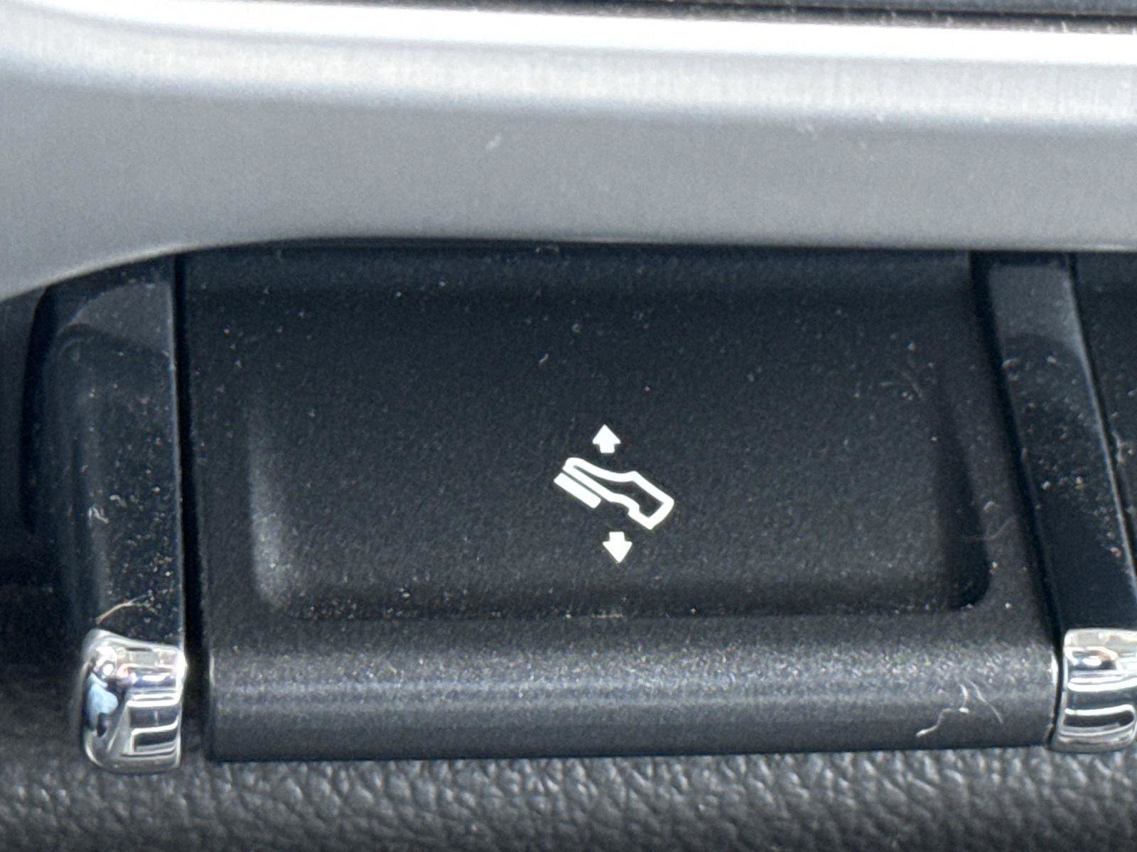 Used 2018 GMC Sierra 1500 SLT w/ SLT Premium Package image 19