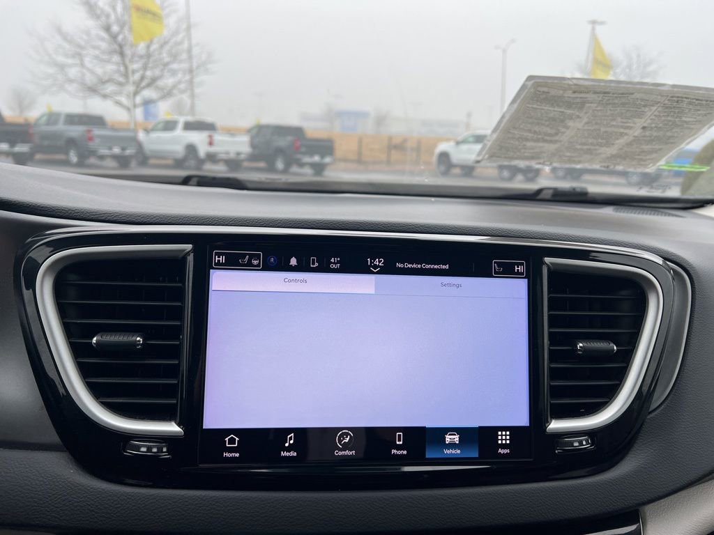 Used 2023 Chrysler Pacifica Touring-L image 18