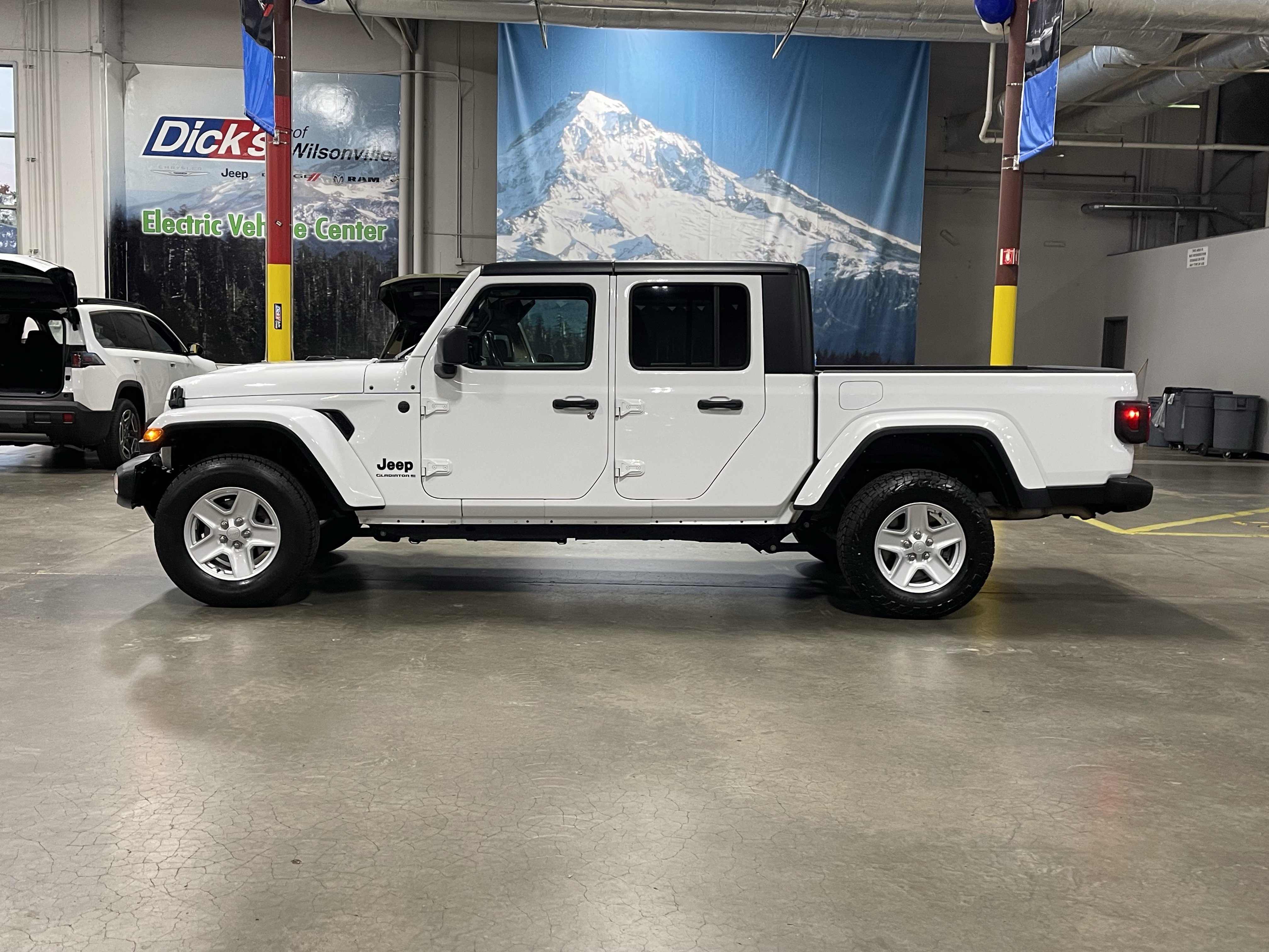 Used 2023 Jeep Gladiator Sport AWD/4WD image 2