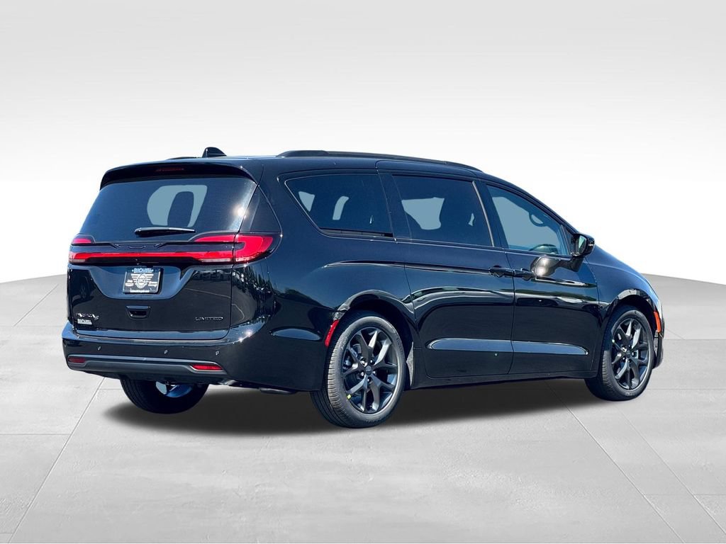 New 2027 Chrysler Pacifica Limited FWD image 7