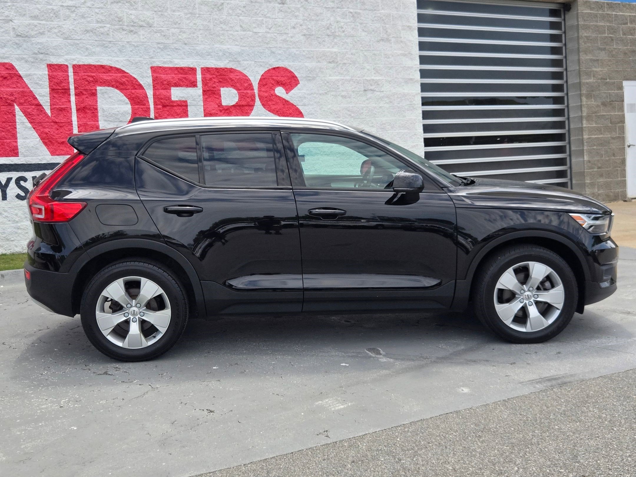Used 2022 Volvo XC40 T5 Momentum AWD/4WD image 8