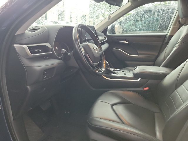 Used 2021 Toyota Highlander XLE FWD image 13