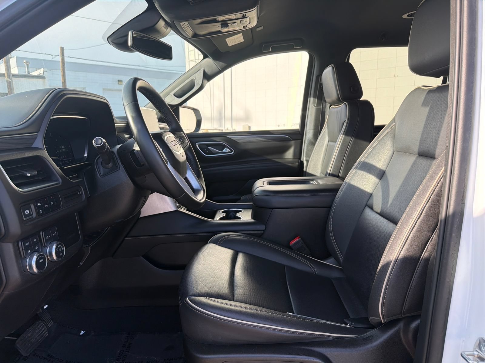 Used 2024 GMC Yukon SLT AWD/4WD image 16