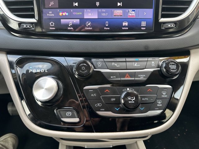 Used 2024 Chrysler Pacifica Touring-L image 30