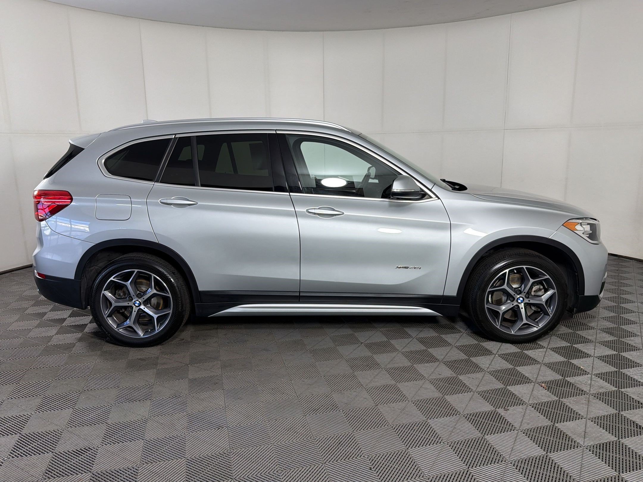 Used 2018 BMW X1 xDrive28i AWD/4WD image 8