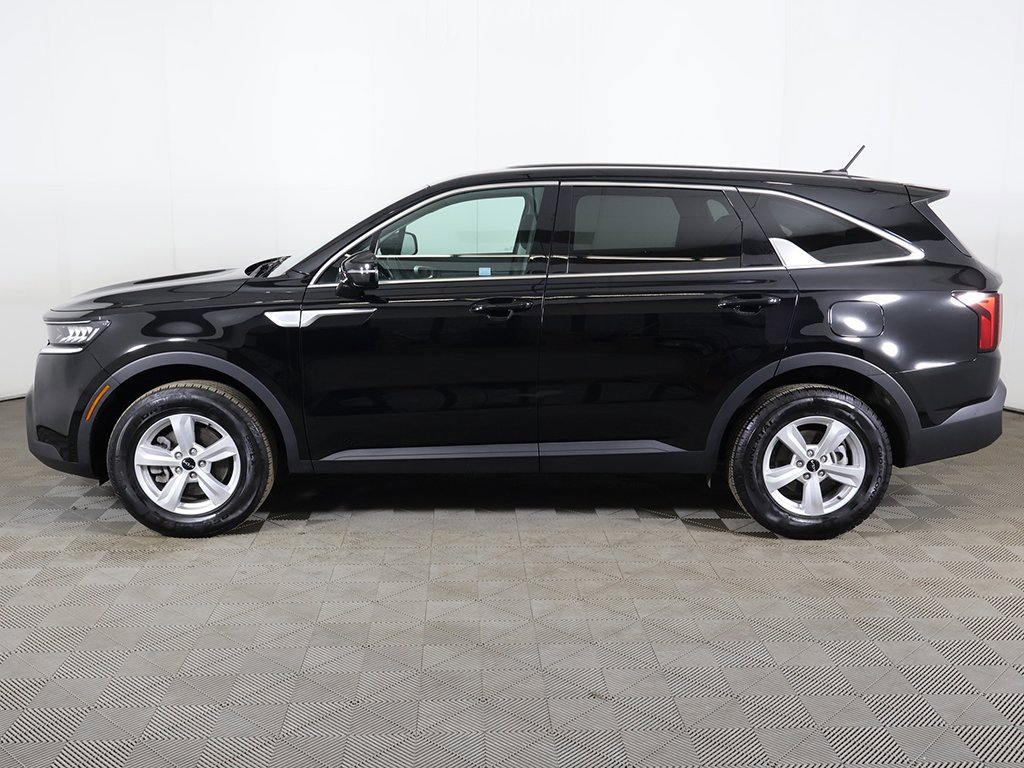 Used 2023 Kia Sorento LX image 17