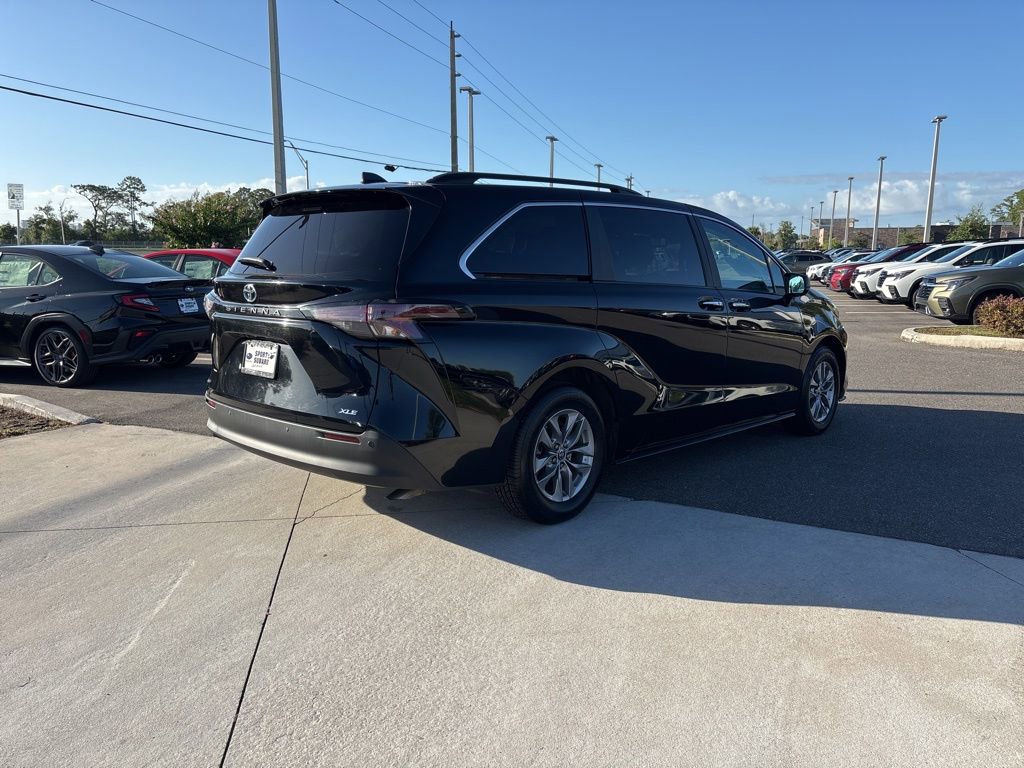 Used 2025 Toyota Sienna XLE FWD image 5