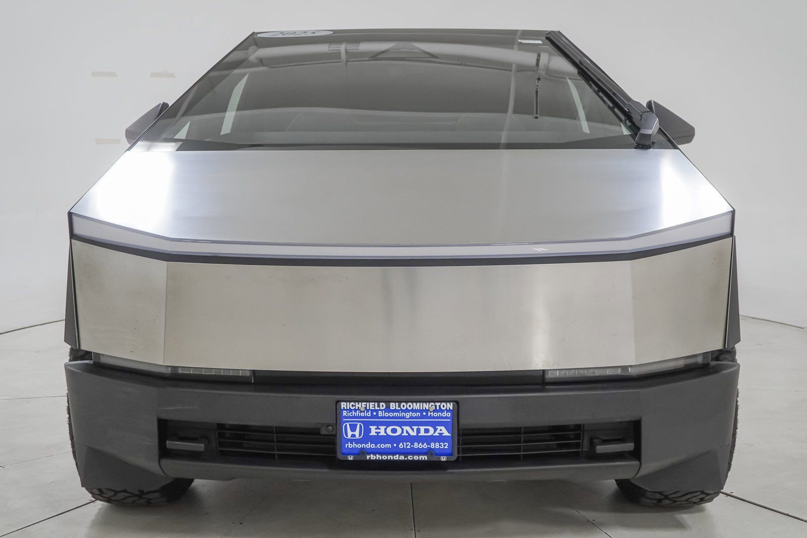 Used 2025 Tesla Cybertruck AWD Crew Cab image 2