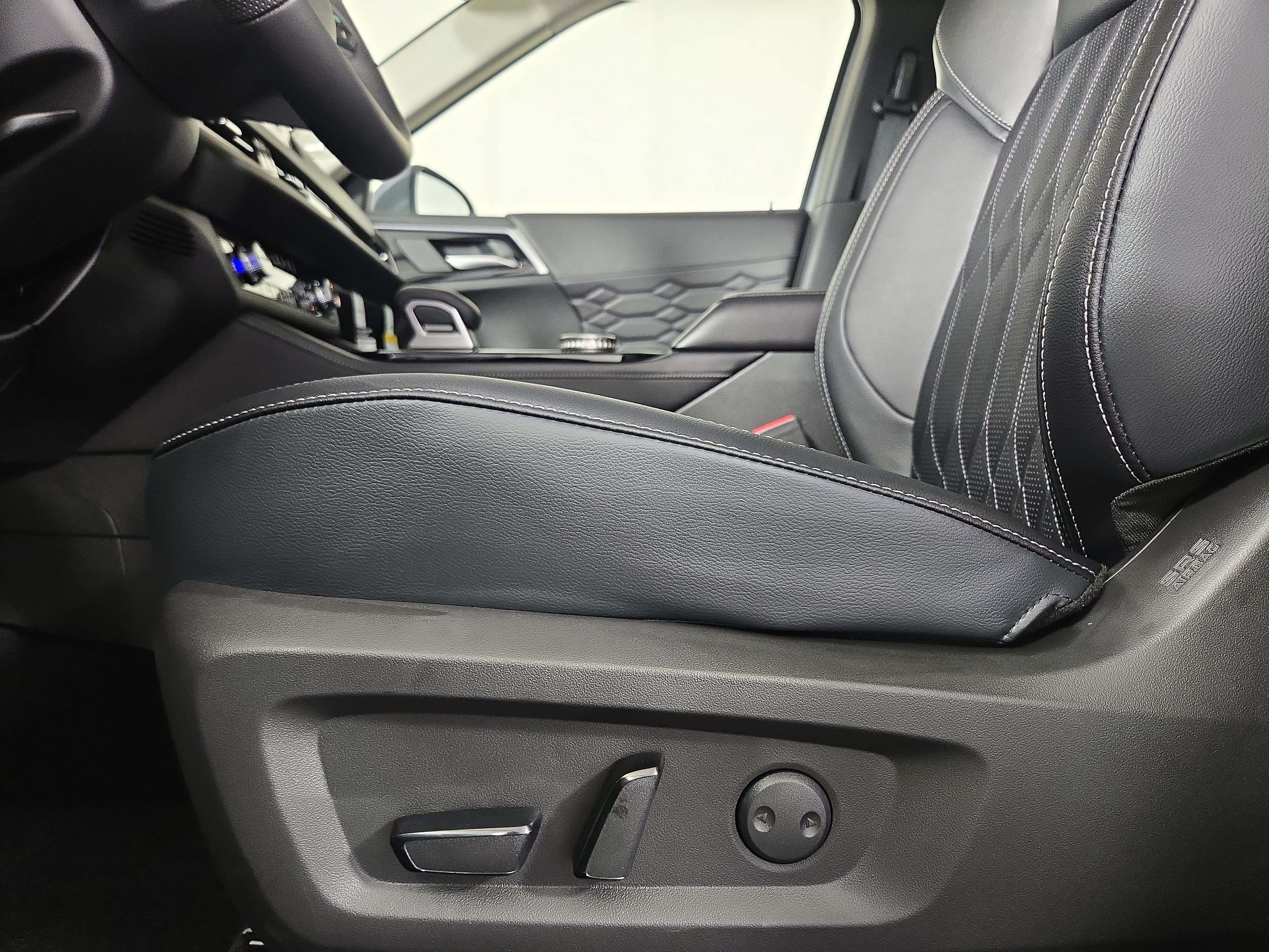 New 2026 Mitsubishi Outlander SEL FWD image 31