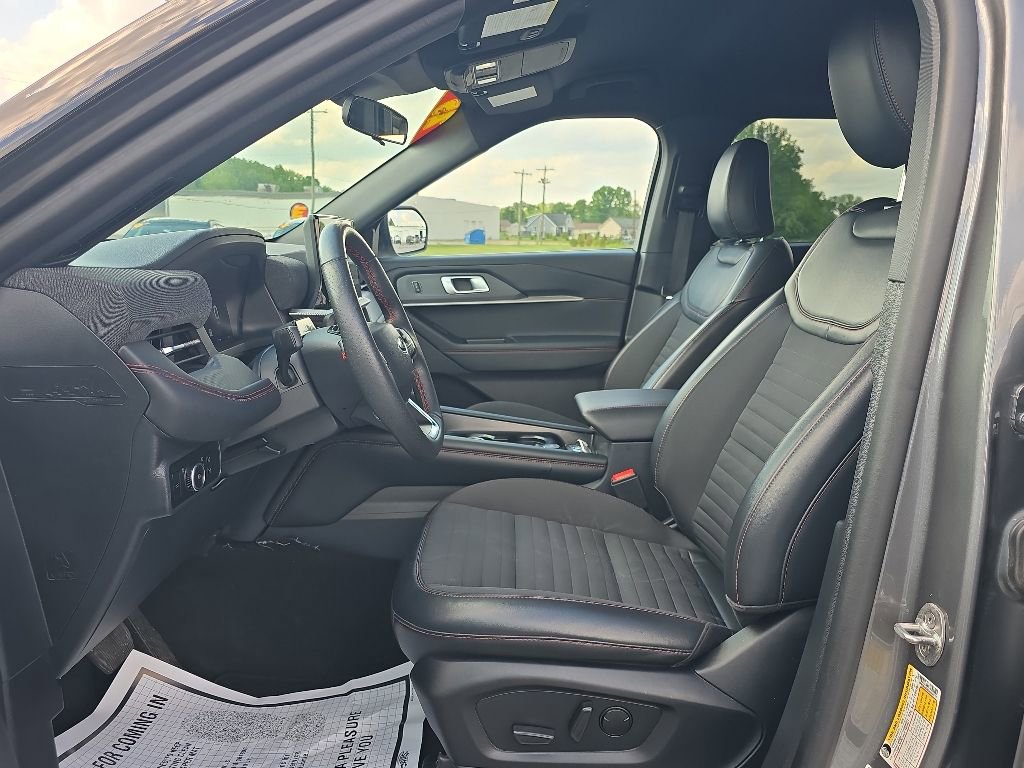 Used 2025 Ford Explorer ST-Line w/ ST-Line Street Pack AWD/4WD image 16