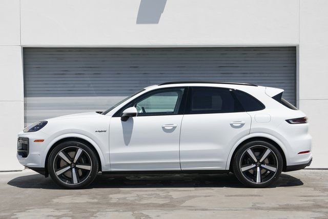 New 2025 Porsche Cayenne Turbo image 2
