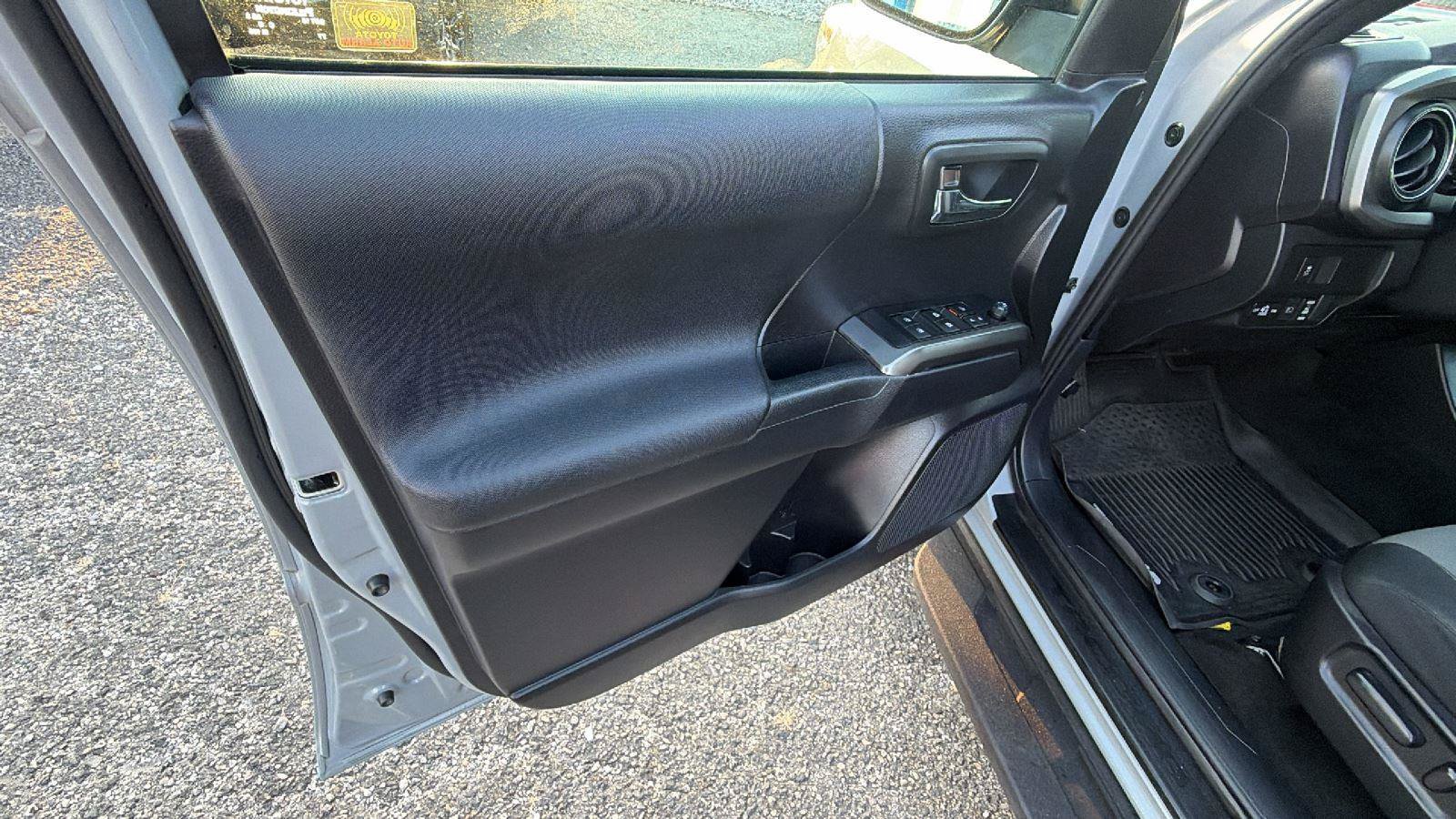 Used 2020 Toyota Tacoma TRD Sport AWD/4WD image 14