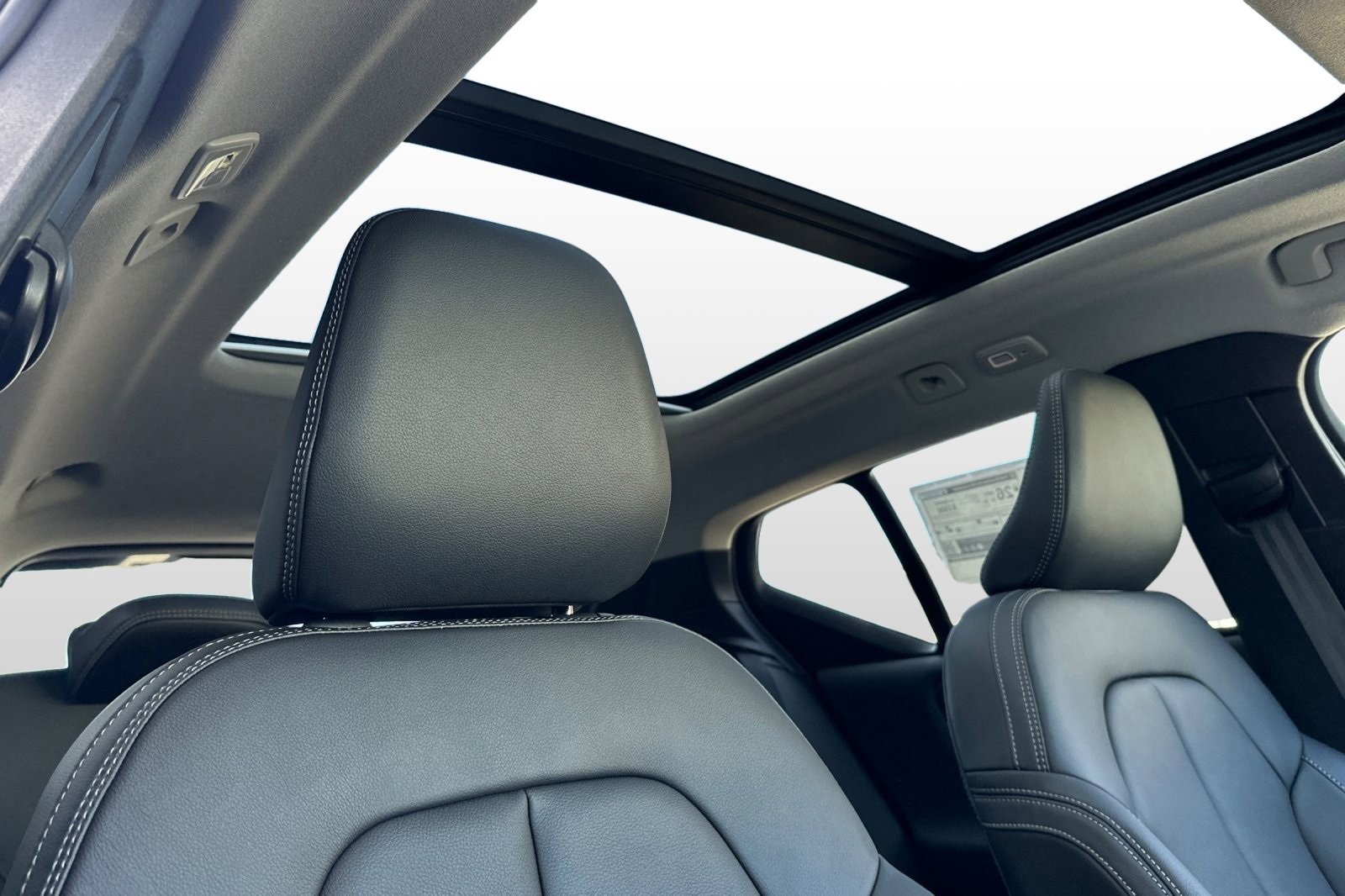 New 2026 Volvo XC40 B5 Ultra w/ Protection Package Premier image 18