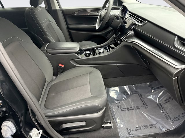 Used 2023 Jeep Grand Cherokee Laredo image 16